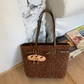 Braune Shopper-Tasche aus Lammwolle mit Ledergriffen und Brot-Anhänger - Kaffee mit Anhänger