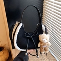 Borsa a mezzaluna nera con bordo in ecopelliccia bianca e portachiavi a forma di orso - Nero con ciondolo
