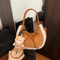 Borsa a mano in pelle marrone opaca con bordo in shearling bianco e orsetto - Marrone con ciondolo