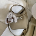 Sac seau kaki en cuir litchi avec bandoulière et pendentif lapin gris doux - Khaki Clair Avec Pendentif