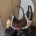 Borsa a mezzaluna in camoscio marrone con bordo in shearling bianco e ciondolo orsetto - Caffè con Ciondolo
