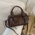 Borsa a spalla Boston marrone scuro cilindrica con manici intrecciati e anelli d'argento - Marrone