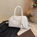 Sac Boston blanc élégant avec grain litchi, poignée nouée et bandoulière chic - Blanc
