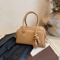 Sac bandoulière carré en cuir marron avec grand nœud signature sur la poignée et texture - Kaki