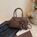 Sac carré en cuir grainé marron foncé avec double poignées et texte embossé - Marron