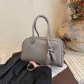 Sac Boston gris minimaliste avec texture grainée et élégant pendentif à nœud - Gris éléphant