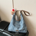 Retro denim blauwe canvas hobo tas met bruine lederen bies en teddybeer hanger - Met Hanger / Blauw