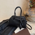 Elegante borsa nera con trama litchi, manico con nodo decorativo e tracolla regolabile - Nero