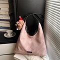 Roze emmertas van kunstleer met zwarte riemen en een schattige berenhanger - Met Hanger / Roze