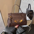 Vintage donkerbruine schoudertas met gouden hardware en een verstelbare riem - Bruin