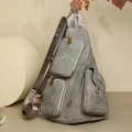 Vista detallada del bolso bandolera gris vintage con bolsillos de cremallera y cuero mate - Gris