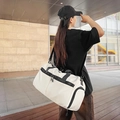 Bolso deportivo crema y negro con compartimento para zapatos y correa ajustable - Blanco