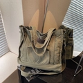 Bolso tote grande de lona verde militar con correa ajustable y detalle de etiqueta de cuero - Verde