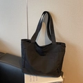 Grande borsa tote in nylon nero con tasche esterne ed etichetta bianca con lettere - Nero