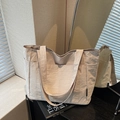 Borsa tote beige in nylon pieghettato con tasche e tracolla per il pendolarismo quotidiano - Bianco Sporco