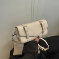 Bolso bandolera beige elegante con textura granulada y hebillas plateadas - Blanco