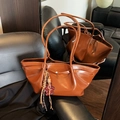 Borsa tote in ecopelle marrone con ciondolo leopardato e tracolle lunghe eleganti - Marrone