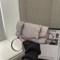 Bolso bandolera de cuero beige gris con textura de lichi y elegantes hebillas - Gris