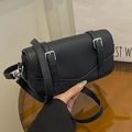 Bolso bandolera minimalista de cuero granulado negro con hebillas plateadas y correa - Negro