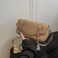 Bolso minimalista de cuero granulado marrón claro con hebillas dobles y correa de hombro - Caqui