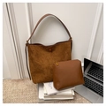 Detail der braunen Wildleder-Tote-Bag und Leder-Pouch für das Büro-Outfit - Braun