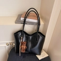 Schwarze glänzende PU-Leder Einkaufstasche mit braunem Plüschbären-Anhänger und Henkel - Mit Anhänger / Schwarz