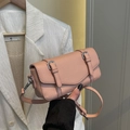 Bolso bandolera de piel rosa con textura de lichi y hebillas plateadas de metal - Rosa