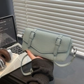 Bolso bandolera azul claro minimalista con hebillas plateadas y elegante textura granada - Verde