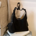 Schwarze Hobo-Schultertasche in Halbmondform mit Kontrastnähten und Mini-Etui - Schwarz