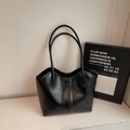 Große minimalistische schwarze Tragetasche aus glänzendem Leder mit langen Schultergurten - Ohne Anhänger / Schwarz