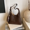 Dunkelbraune Retro Hobo-Bag aus mattem Leder mit Kontrastnähten und Münzbeutel - Braun
