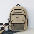 Detailweergave van de kaki canvas rugzak met KFD-logo en gaasvakken voor reizen - Khaki
