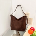 Braune Wildleder-Eimertasche mit goldenem Magnetverschluss und schmalem Schultergurt - Braun