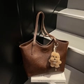 Donkerbruine shopper van kunstleer met kiezelstructuur en een schattige beer-bedel - Koffie (Met Hanger)