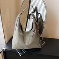 Sac fourre-tout vert sauge minimaliste avec pompon perlé et bandoulière réglable - Avec Pendentif / Vert