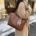 Bruine vintage kunstlederen shopper met een schattige pluche beer hanger buiten - Bruin (Met Hanger)