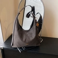 Sac hobo marron foncé en daim mat avec barre dorée et breloque trèfle à pompon - Avec Pendentif / Café Foncé