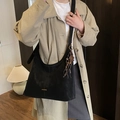 Sac hobo noir minimaliste avec breloque ethnique à pompons et grande capacité - Avec Pendentif / Noir