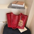 Donkerrode vintage tote bag van PU-leer met schattige bruine pluchen beer hanger - Rood (Met Hanger)