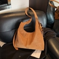 Sac hobo en daim marron avec large bandoulière et pendentif décoratif en perles de bois - Avec Pendentif / Marron