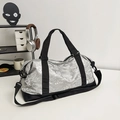 Borsa da viaggio sportiva argento metallizzato con manici neri e tracolla regolabile - Argento