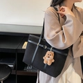 Bolso tote grande de ante negro con colgante de oso de peluche marrón y hebillas doradas - Negro (Con Colgante)