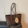 Bolso tote con estampado de leopardo, detalles en cuero marrón y un adorable colgante de perro - Leopardo Café Con Colgante