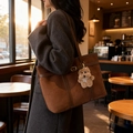 Bolso tote marrón oscuro mate con correas de cuero y un colgante de perro peluche - Color Café (Con Colgante)