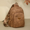 Dettaglio dello zaino vintage in pelle PU marrone con chiusura girevole in bronzo - Marrone Giallastro