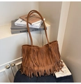 Texture dettagliata della borsa tote in pelle scamosciata marrone con frange boho - Marrone