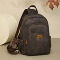 Dettaglio dello zaino vintage in pelle PU marrone con grandi tasche e componenti in bronzo - caffè