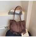 Dettaglio della borsa tote bohémien in camoscio marrone scuro con lunghe frange - Marrone
