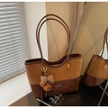 Detailopname van vintage bruine patchwork draagtas met teddybeer hanger in licht - Met Hanger / Bruin