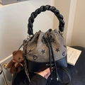 Bolso cubo retro de lona topo con bordado de estrellas y colgante de osito - Negro (Con Colgante)